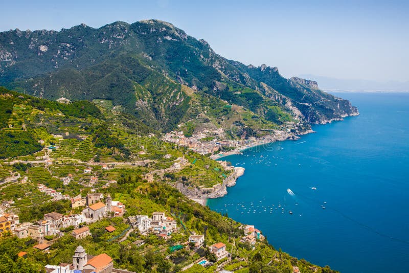Άποψη καρτών ακτή της Αμάλφης, Αμάλφη, Campania, Ιταλία στοκ φωτογραφία με δικαίωμα ελεύθερης χρήσης Άποψη καρτών ακτή της Αμάλφης, Αμάλφη, Campania, Ιταλία στοκ φωτογραφία με δικαίωμα ελεύθερης χρήσης