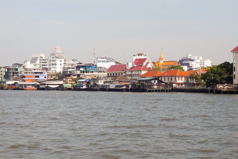 Άποψη κατά μήκος του ποταμού Chao Phraya στη Μπανγκόκ, Ταϊλάνδη στοκ εικόνες Άποψη κατά μήκος του ποταμού Chao Phraya στη Μπανγκόκ, Ταϊλάνδη στοκ εικόνες