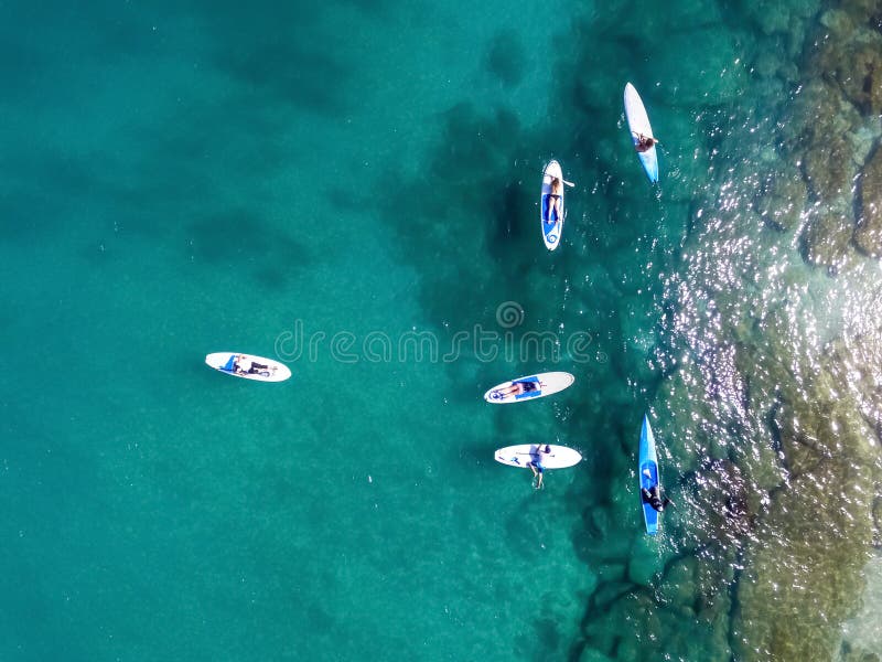 Άποψη κηφήνων των surfers ΓΟΥΛΙΑΣ στοκ εικόνα με δικαίωμα ελεύθερης χρήσης Άποψη κηφήνων των surfers ΓΟΥΛΙΑΣ στοκ εικόνα με δικαίωμα ελεύθερης χρήσης