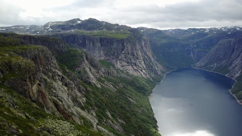 Άποψη κοντά σε Trolltunga στο φιορδ και το νερό από τον κηφήνα στον αέρα Νορβηγία