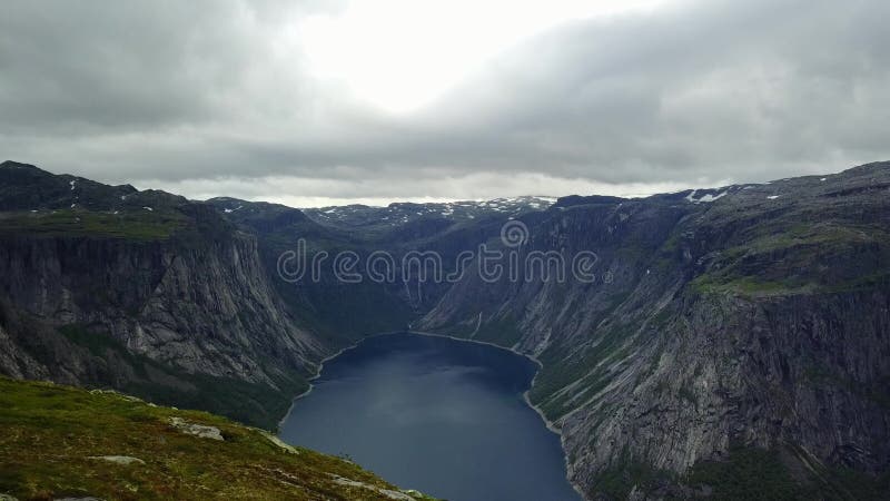 Άποψη κοντά σε Trolltunga στο φιορδ και το νερό από τον κηφήνα στον αέρα Νορβηγία