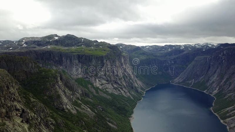 Άποψη κοντά σε Trolltunga στο φιορδ και το νερό από τον κηφήνα στον αέρα Νορβηγία