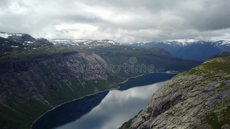 Άποψη κοντά σε Trolltunga στο φιορδ και το νερό από τον κηφήνα στον αέρα Νορβηγία