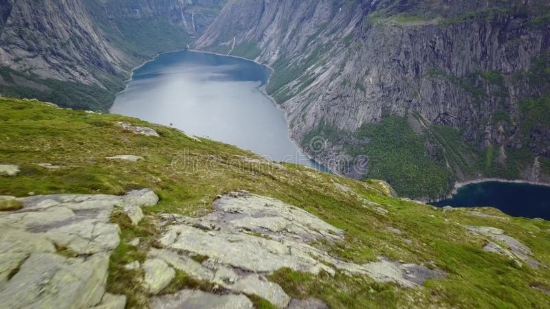 Άποψη κοντά σε Trolltunga στο φιορδ και το νερό από τον κηφήνα στον αέρα Νορβηγία