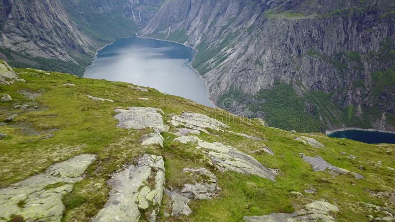 Άποψη κοντά σε Trolltunga στο φιορδ και το νερό από τον κηφήνα στον αέρα Νορβηγία