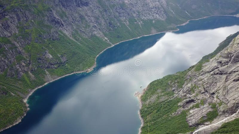 Άποψη κοντά σε Trolltunga στο φιορδ και το νερό από τον κηφήνα στον αέρα Νορβηγία