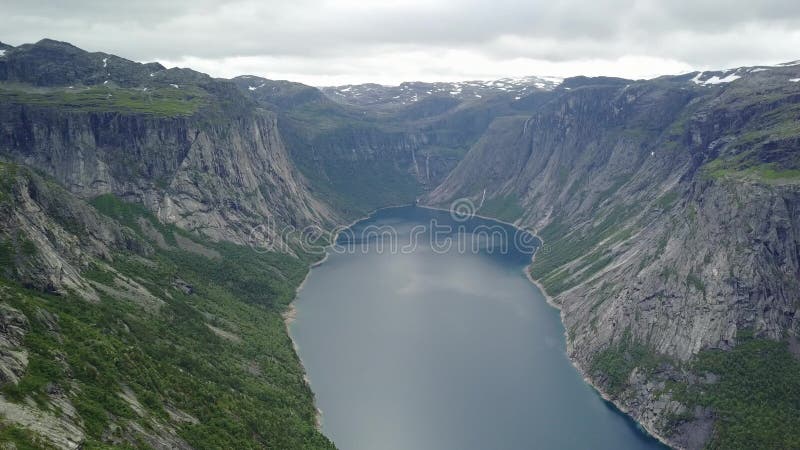 Άποψη κοντά σε Trolltunga στο φιορδ και το νερό από τον κηφήνα στον αέρα Νορβηγία