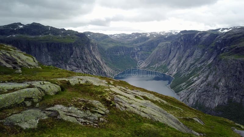 Άποψη κοντά σε Trolltunga στο φιορδ και το νερό από τον κηφήνα στον αέρα Νορβηγία