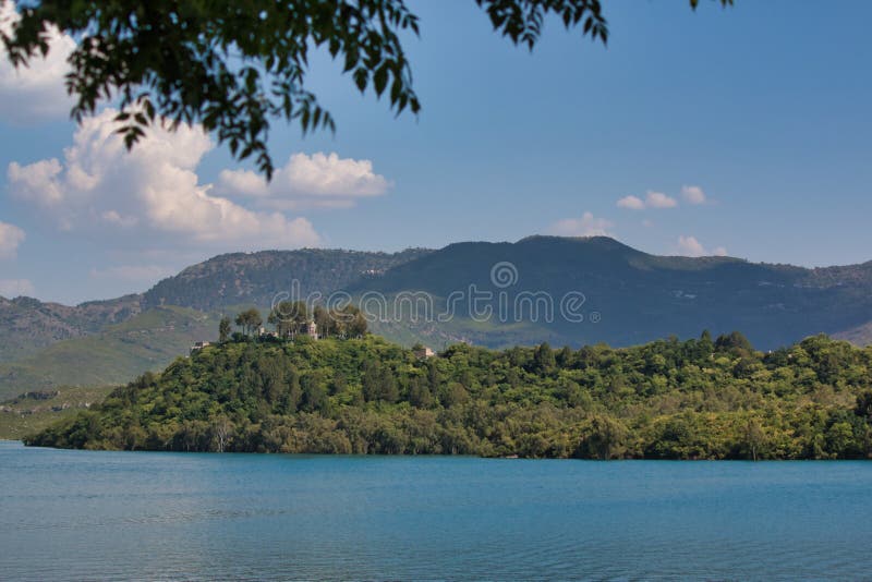 Άποψη μιας λίμνης δίπλα στα βουνά στοκ εικόνα με δικαίωμα ελεύθερης χρήσης