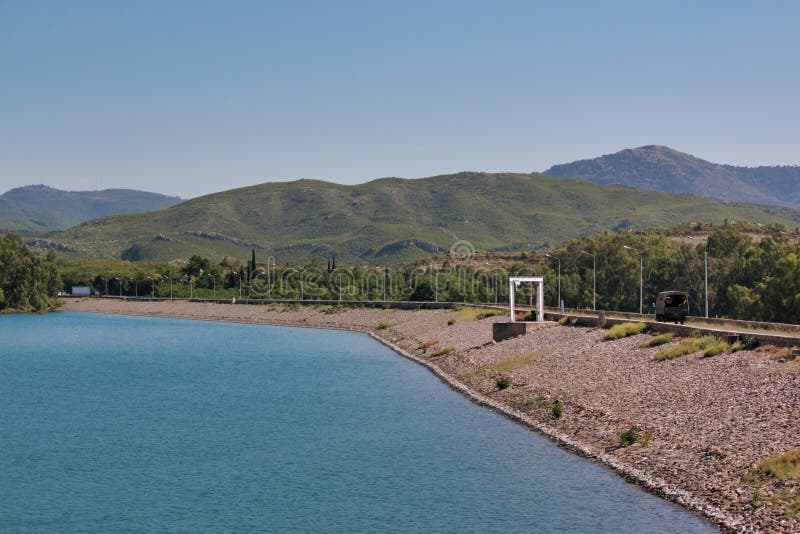 Άποψη μιας λίμνης δίπλα στα βουνά στοκ φωτογραφίες με δικαίωμα ελεύθερης χρήσης