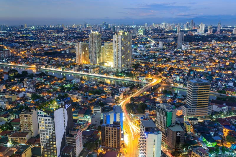 Άποψη νύχτας Mandaluyong, άποψη από Makati στο μετρό Μανίλα, Φιλιππίνες στοκ φωτογραφία με δικαίωμα ελεύθερης χρήσης Άποψη νύχτας Mandaluyong, άποψη από Makati στο μετρό Μανίλα, Φιλιππίνες στοκ φωτογραφία με δικαίωμα ελεύθερης χρήσης
