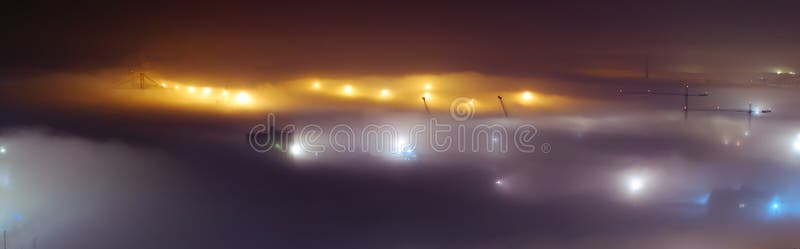 Άποψη νύχτας της Misty στο λιμένα πόλεων της Μάλαγας με το γερανό στοκ εικόνες Άποψη νύχτας της Misty στο λιμένα πόλεων της Μάλαγας με το γερανό στοκ εικόνες