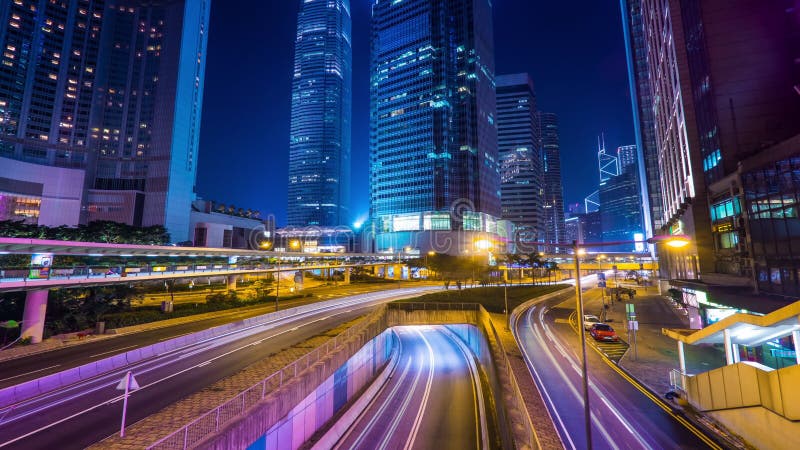 Άποψη νύχτας της σύγχρονης κυκλοφορίας πόλεων πέρα από την οδό Χρονικό σφάλμα Χογκ Κογκ