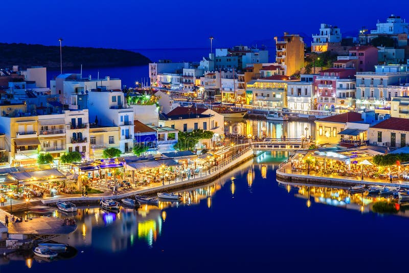 Άποψη νύχτας του Νικόλαος Aghios - γραφική πόλη στον ανατολικό του νησιού Κρήτη που στηρίζεται στη βορειοδυτική πλευρά του ειρηνι στοκ εικόνα με δικαίωμα ελεύθερης χρήσης Άποψη νύχτας του Νικόλαος Aghios - γραφική πόλη στον ανατολικό του νησιού Κρήτη που στηρίζεται στη βορειοδυτική πλευρά του ειρηνι στοκ εικόνα με δικαίωμα ελεύθερης χρήσης