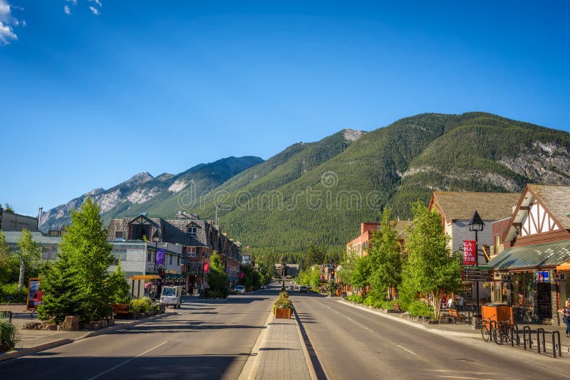 Άποψη οδών της διάσημης λεωφόρου Banff σε Banff, Αλμπέρτα στοκ εικόνα με δικαίωμα ελεύθερης χρήσης Άποψη οδών της διάσημης λεωφόρου Banff σε Banff, Αλμπέρτα στοκ εικόνα με δικαίωμα ελεύθερης χρήσης