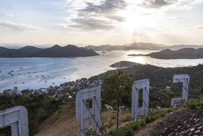 Άποψη πέρα από Coron από το λόφο στις Φιλιππίνες στοκ εικόνες Άποψη πέρα από Coron από το λόφο στις Φιλιππίνες στοκ εικόνες