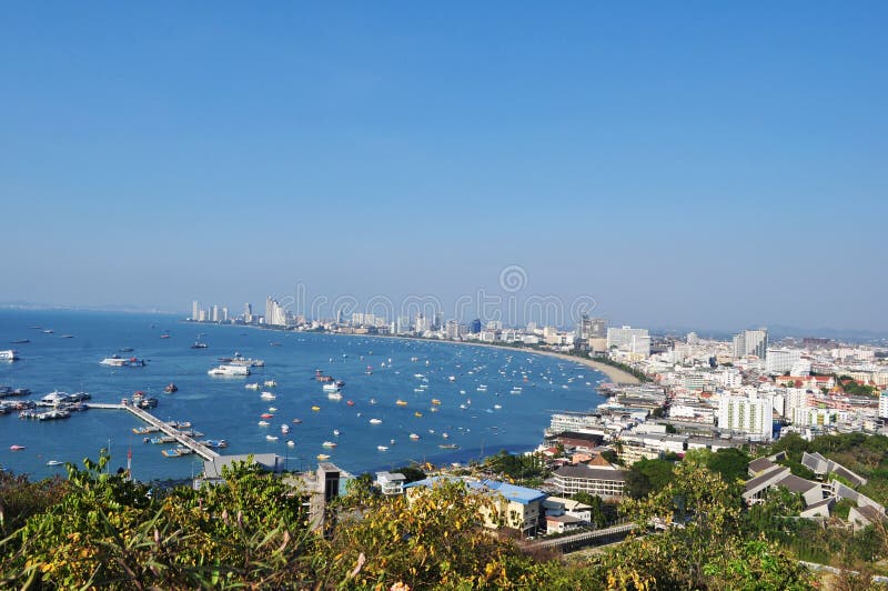 Άποψη πέρα από Pattaya κατά τη διάρκεια μιας ηλιόλουστης ημέρας στοκ εικόνες με δικαίωμα ελεύθερης χρήσης Άποψη πέρα από Pattaya κατά τη διάρκεια μιας ηλιόλουστης ημέρας στοκ εικόνες με δικαίωμα ελεύθερης χρήσης