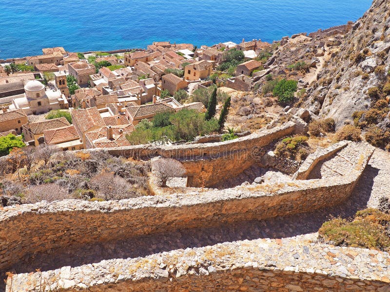 Άποψη πέρα από τη μεσαιωνική πόλη Monemvasia, Ελλάδα από την πορεία φρουρίων στοκ φωτογραφίες με δικαίωμα ελεύθερης χρήσης Άποψη πέρα από τη μεσαιωνική πόλη Monemvasia, Ελλάδα από την πορεία φρουρίων στοκ φωτογραφίες με δικαίωμα ελεύθερης χρήσης