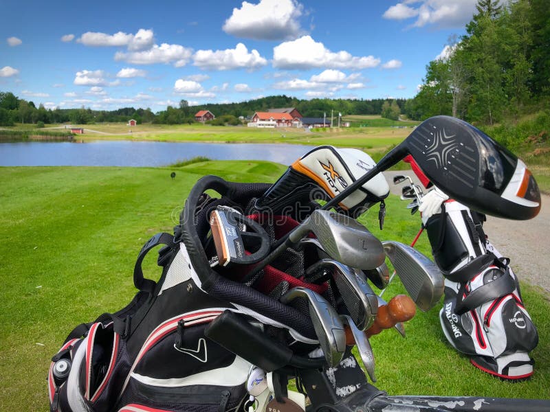 Άποψη πέρα από το σπίτι λεσχών Golfstar Brollsta από το ένατο γράμμα Τ στοκ εικόνες Άποψη πέρα από το σπίτι λεσχών Golfstar Brollsta από το ένατο γράμμα Τ στοκ εικόνες