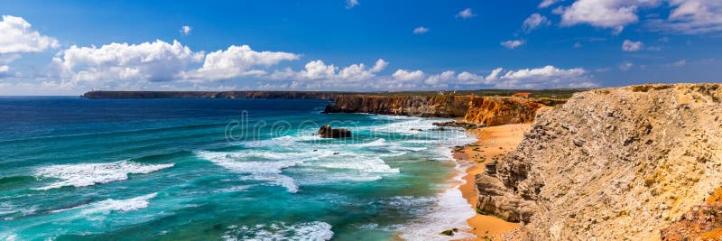 Άποψη πανοράματος Praia do Tonel (παραλία Tonel) στο ακρωτήριο Sagres, Αλγκάρβε, Πορτογαλία Praia Do Tonel, παραλία που βρίσκεται στοκ φωτογραφίες με δικαίωμα ελεύθερης χρήσης Άποψη πανοράματος Praia do Tonel (παραλία Tonel) στο ακρωτήριο Sagres, Αλγκάρβε, Πορτογαλία Praia Do Tonel, παραλία που βρίσκεται στοκ φωτογραφίες με δικαίωμα ελεύθερης χρήσης