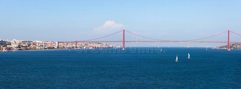 Άποψη πανοράματος άνω των 25 de Abril Bridge Η γέφυρα συνδέει την πόλη της Λισσαβώνας με το δήμο της Αλμάντα στοκ εικόνες με δικαίωμα ελεύθερης χρήσης Άποψη πανοράματος άνω των 25 de Abril Bridge Η γέφυρα συνδέει την πόλη της Λισσαβώνας με το δήμο της Αλμάντα στοκ εικόνες με δικαίωμα ελεύθερης χρήσης