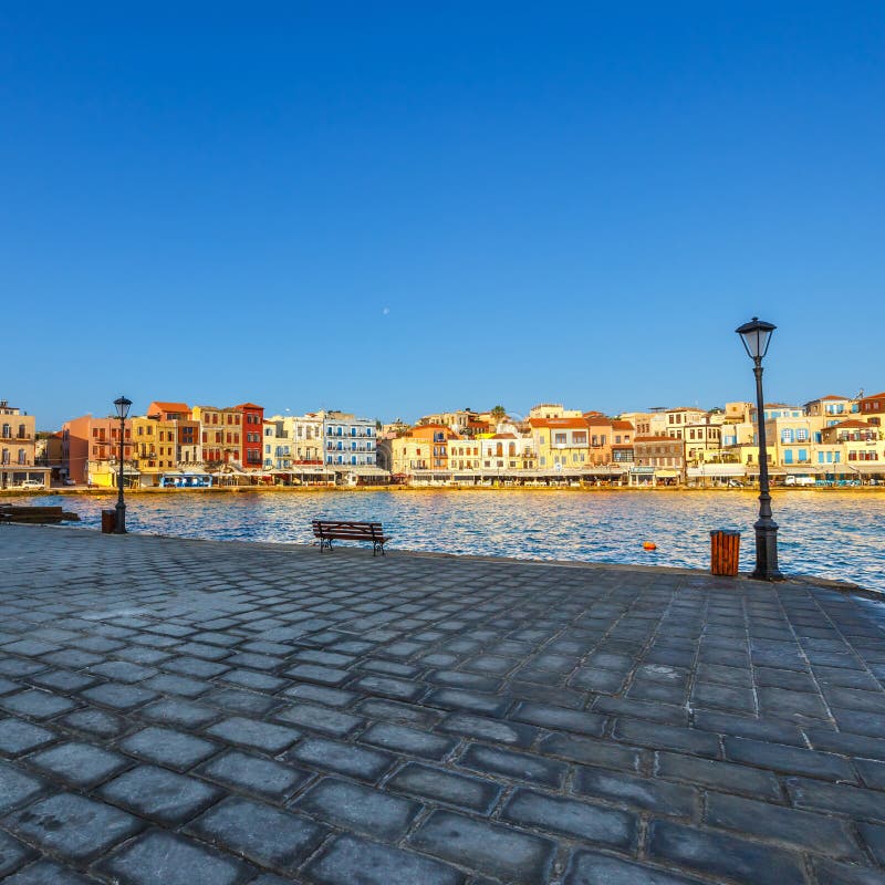 Άποψη πρωινού του παλαιού λιμένα σε Chania, Ελλάδα στοκ φωτογραφία με δικαίωμα ελεύθερης χρήσης Άποψη πρωινού του παλαιού λιμένα σε Chania, Ελλάδα στοκ φωτογραφία με δικαίωμα ελεύθερης χρήσης