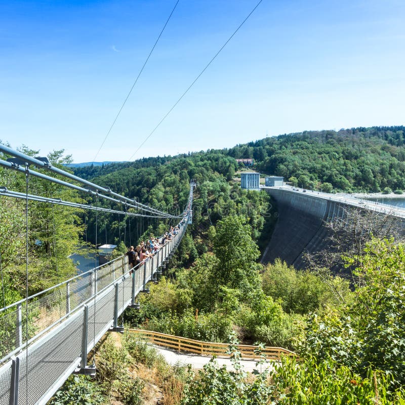 Άποψη στη γέφυρα αναστολής τιτάνων πέρα από την κοιλάδα Rappbode, με το φράγμα του φράγματος Rappbode στοκ εικόνες Άποψη στη γέφυρα αναστολής τιτάνων πέρα από την κοιλάδα Rappbode, με το φράγμα του φράγματος Rappbode στοκ εικόνες