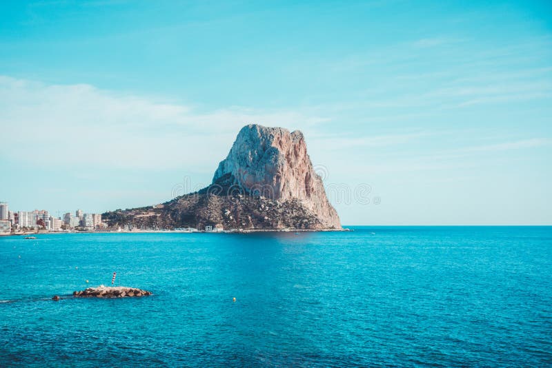 Άποψη στη Μεσόγειο, το βράχο Ifach και Calpe την πόλη σε Κόστα Μπλάνκα, Ισπανία στοκ φωτογραφία με δικαίωμα ελεύθερης χρήσης Άποψη στη Μεσόγειο, το βράχο Ifach και Calpe την πόλη σε Κόστα Μπλάνκα, Ισπανία στοκ φωτογραφία με δικαίωμα ελεύθερης χρήσης