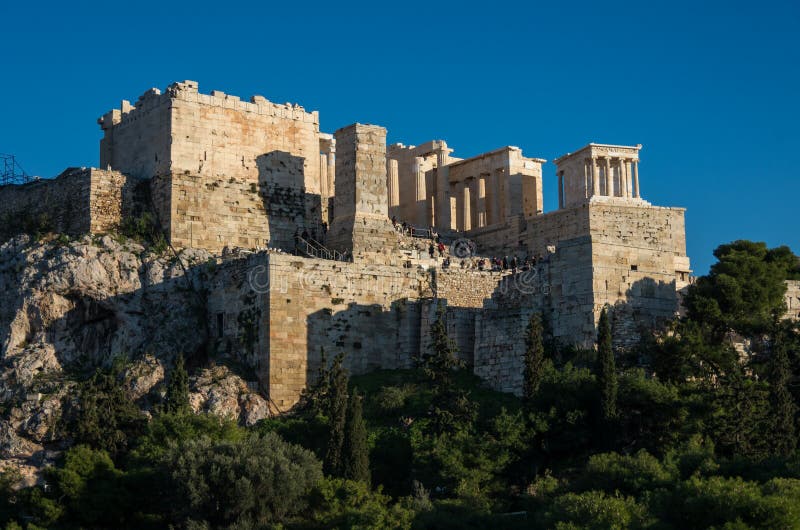Άποψη στην ακρόπολη με Propylaea και το ναό Αθηνάς Nike, Athe στοκ φωτογραφία με δικαίωμα ελεύθερης χρήσης