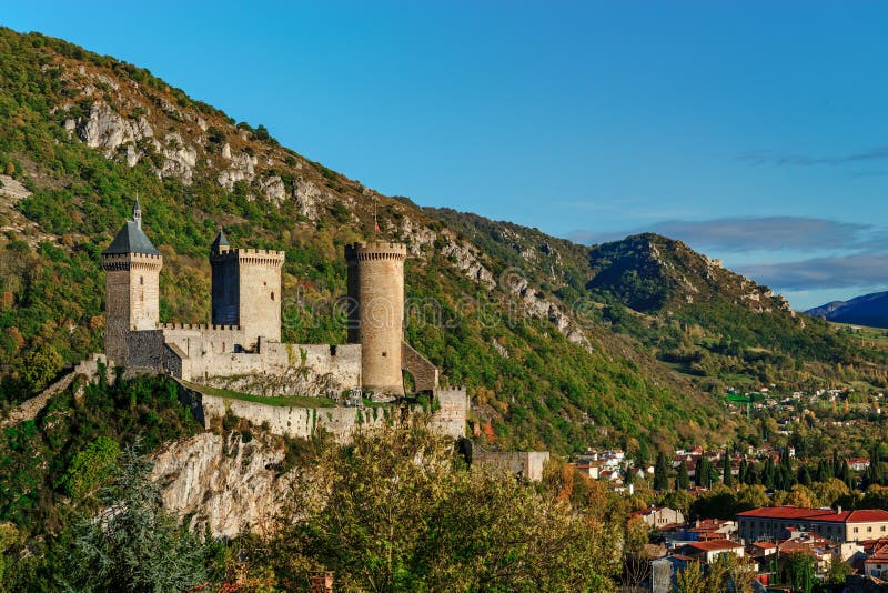 Άποψη στο παλαιό μεσαιωνικό κάστρο και την όμορφη φθινοπωρινή κοιλάδα, sunse στοκ εικόνες με δικαίωμα ελεύθερης χρήσης