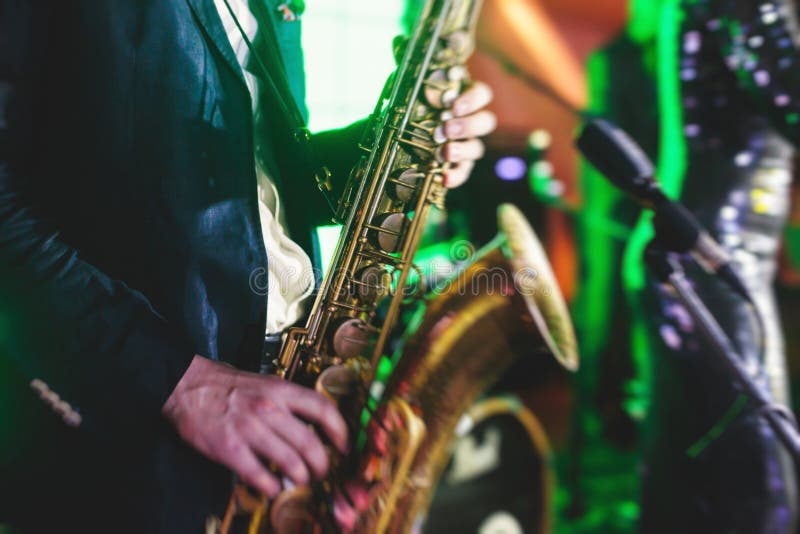 Άποψη συναυλίας ενός φορέα saxophone με τον αοιδό και το μουσικό jaz στοκ φωτογραφίες Άποψη συναυλίας ενός φορέα saxophone με τον αοιδό και το μουσικό jaz στοκ φωτογραφίες
