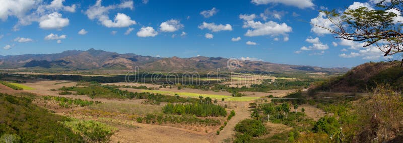 Άποψη σχετικά με Valle de Los Ingenios στη φυτεία ζάχαρης, Κούβα στοκ εικόνα με δικαίωμα ελεύθερης χρήσης Άποψη σχετικά με Valle de Los Ingenios στη φυτεία ζάχαρης, Κούβα στοκ εικόνα με δικαίωμα ελεύθερης χρήσης
