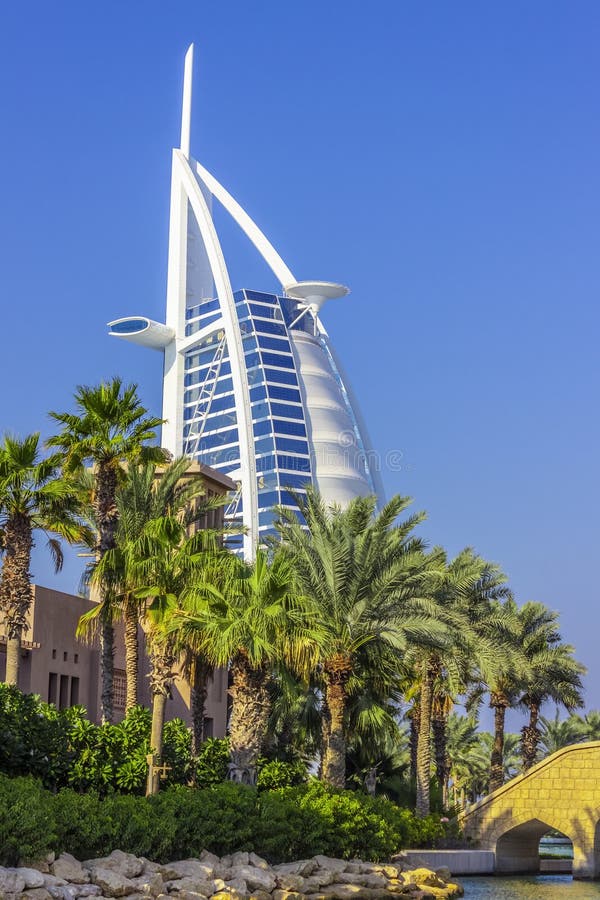 Άποψη σχετικά με το Al Άραβας Burj. Ντουμπάι, Ε. Α. Ε. - 29 Νοεμβρίου 2018: Άποψη σχετικά με το Al Άραβας, ο κόσμος Burj μόνο ξενοδοχείο επτά αστεριών που βλέπει από Madinat Jumeirah, ένα θέρετρο πολυτέλειας που περιλαμβάνουν τα ξενοδοχεία και το παζάρι