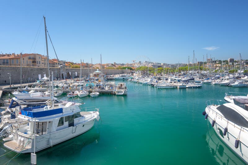 Άποψη σχετικά με το λιμένα Vauban στη γαλλική πόλη του Αντίμπες με το οχυρό Carre στο υπόβαθρο στοκ φωτογραφία με δικαίωμα ελεύθερης χρήσης Άποψη σχετικά με το λιμένα Vauban στη γαλλική πόλη του Αντίμπες με το οχυρό Carre στο υπόβαθρο στοκ φωτογραφία με δικαίωμα ελεύθερης χρήσης