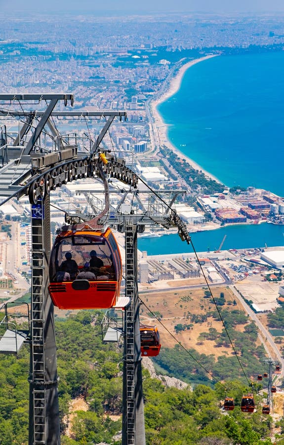 Άποψη σχετικά με το τελεφερίκ με τα πορτοκαλιά τελεφερίκ και Antalya στην Τουρκία στοκ εικόνες Άποψη σχετικά με το τελεφερίκ με τα πορτοκαλιά τελεφερίκ και Antalya στην Τουρκία στοκ εικόνες