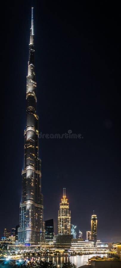 Άποψη σχετικά με φωτισμένο Burj Khalifa τη νύχτα στοκ φωτογραφίες με δικαίωμα ελεύθερης χρήσης Άποψη σχετικά με φωτισμένο Burj Khalifa τη νύχτα στοκ φωτογραφίες με δικαίωμα ελεύθερης χρήσης