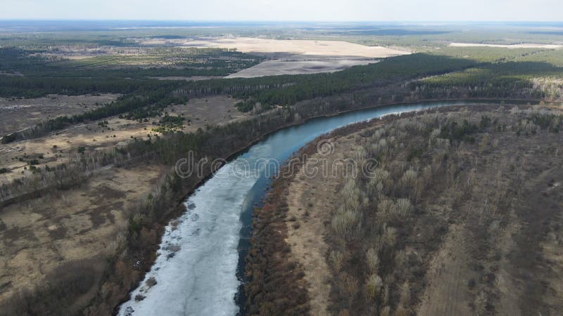 άποψη της drone για την άνοιξη και τον ποταμό desna στην ουκρανία. πουλιά βλέπουν τον ποταμό σε πάγο στις αρχές της άνοιξης.