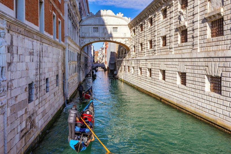 άποψη της γέφυρας των στεναγμών ponte dei sospiri και του rio de palazzo o de canonica canal από το riva degli schiavoni στη βενετ στοκ εικόνα με δικαίωμα ελεύθερης χρήσης