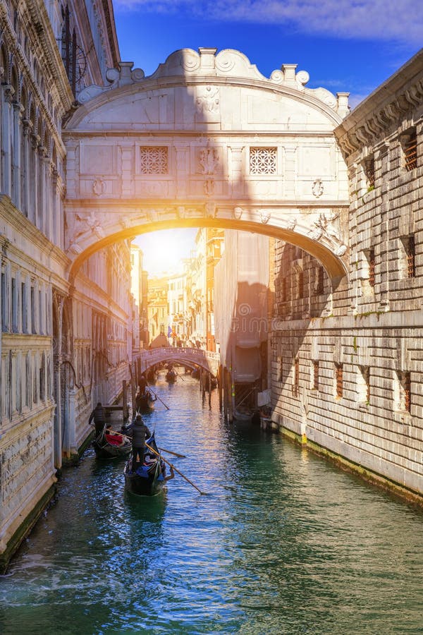 άποψη της γέφυρας των στεναγμών ponte dei sospiri και του rio de palazzo o de canonica canal από το riva degli schiavoni στη βενετ στοκ φωτογραφίες