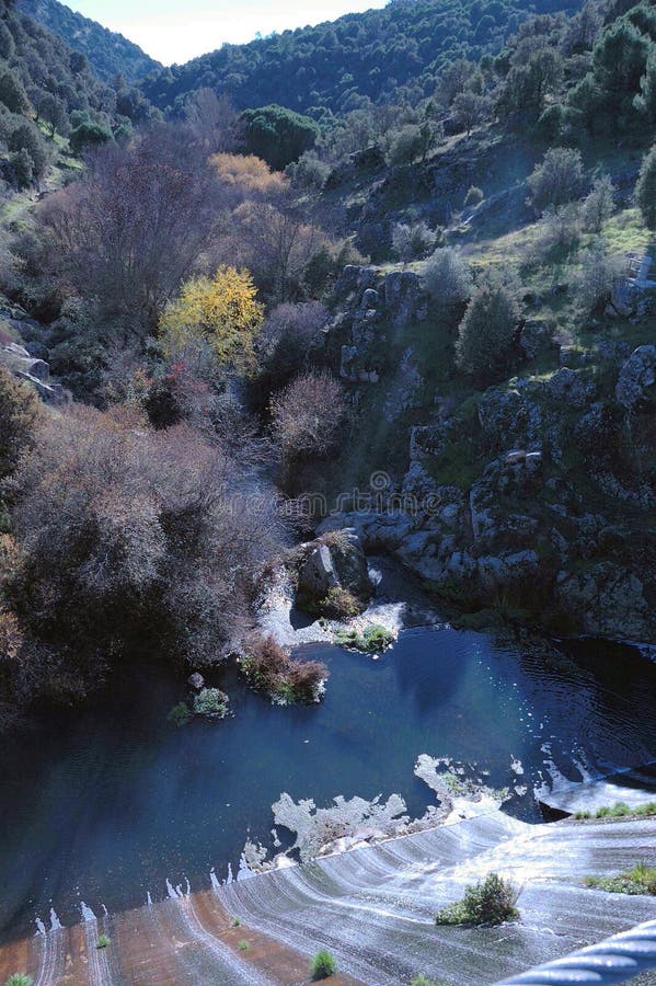 άποψη της δεξαμενής, των βουνών και των τομέων δέντρων την ηλιόλουστη ημέρα στο κέντρο της Ισπανίας, κοντά στο SAN Lorenzo de EL στοκ φωτογραφίες με δικαίωμα ελεύθερης χρήσης άποψη της δεξαμενής, των βουνών και των τομέων δέντρων την ηλιόλουστη ημέρα στο κέντρο της Ισπανίας, κοντά στο SAN Lorenzo de EL στοκ φωτογραφίες με δικαίωμα ελεύθερης χρήσης