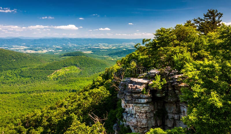 Άποψη της κοιλάδας και των απότομων βράχων Shenandoah που βλέπουν από μεγάλο Schloss, Βιρτζίνια στοκ φωτογραφία Άποψη της κοιλάδας και των απότομων βράχων Shenandoah που βλέπουν από μεγάλο Schloss, Βιρτζίνια στοκ φωτογραφία
