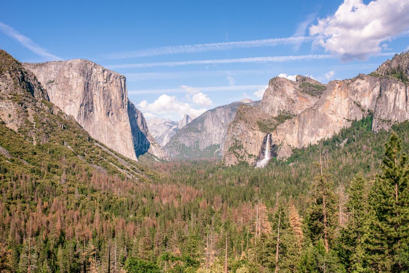 Άποψη της κοιλάδας Yosemite από το σημείο άποψης σηράγγων - άποψη στο νυφικό πέπλο πέφτουν, η EL Capitan και ο μισός θόλος - εθνι στοκ εικόνα Άποψη της κοιλάδας Yosemite από το σημείο άποψης σηράγγων - άποψη στο νυφικό πέπλο πέφτουν, η EL Capitan και ο μισός θόλος - εθνι στοκ εικόνα