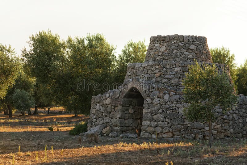 Άποψη της κωνικής οροφής του παραδοσιακού πέτρινου trullo house στο Alberobello στην κοιλάδα Itria, Puglia Τα Trullis είναι μοναδ στοκ φωτογραφίες με δικαίωμα ελεύθερης χρήσης Άποψη της κωνικής οροφής του παραδοσιακού πέτρινου trullo house στο Alberobello στην κοιλάδα Itria, Puglia Τα Trullis είναι μοναδ στοκ φωτογραφίες με δικαίωμα ελεύθερης χρήσης