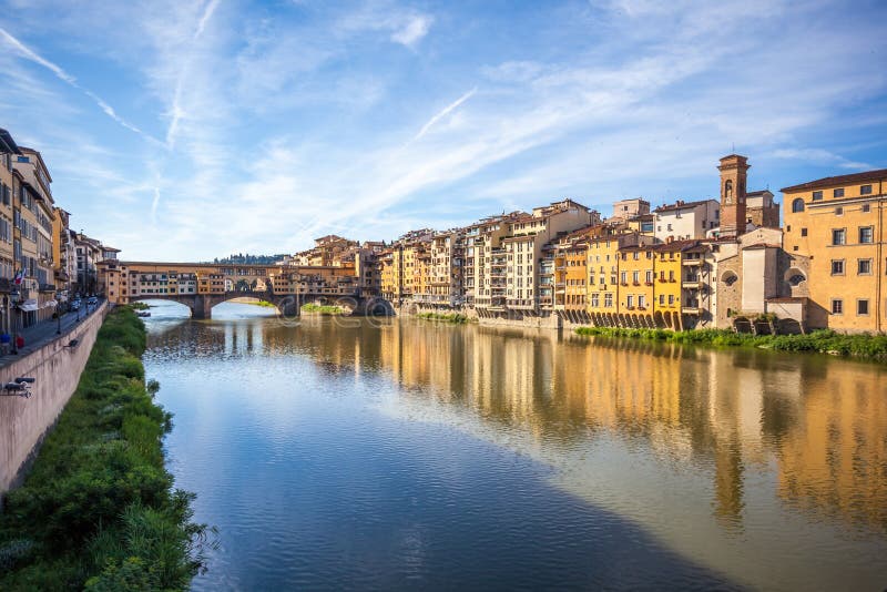 Άποψη της μεσαιωνικής γέφυρας Ponte Vecchio πετρών και του ποταμού ι Arno στοκ εικόνες Άποψη της μεσαιωνικής γέφυρας Ponte Vecchio πετρών και του ποταμού ι Arno στοκ εικόνες