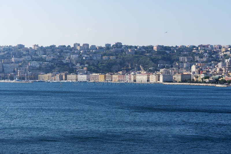 Άποψη της Νάπολης από τη θάλασσα, σπίτια κατά μήκος της ακτής στοκ εικόνα με δικαίωμα ελεύθερης χρήσης Άποψη της Νάπολης από τη θάλασσα, σπίτια κατά μήκος της ακτής στοκ εικόνα με δικαίωμα ελεύθερης χρήσης