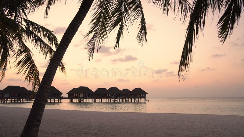 Άποψη της νήσου των Μαλδίβων κατά το ηλιοβασίλεμα
