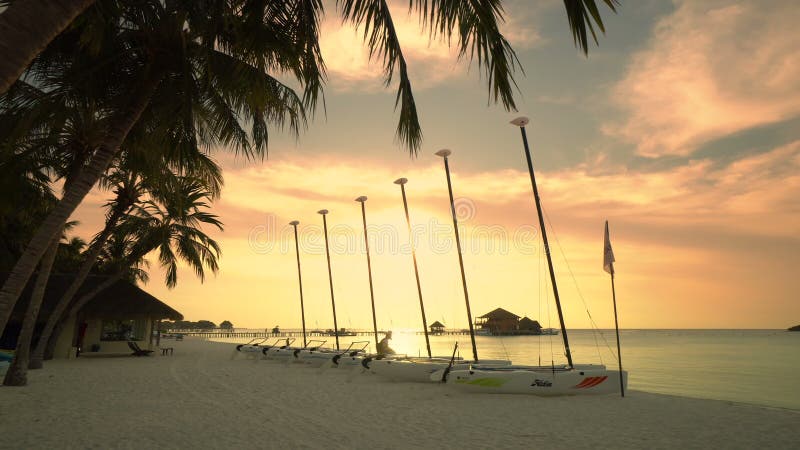 Άποψη της νήσου των Μαλδίβων κατά το ηλιοβασίλεμα