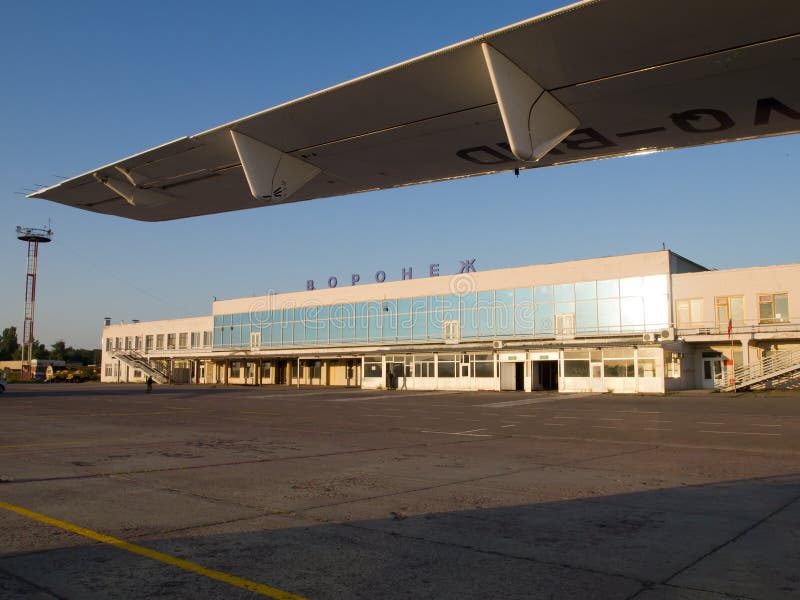 Άποψη της οικοδόμησης του αερολιμένα της πόλης Voronezh από το αεροδρόμιο, Ρωσία στοκ φωτογραφία Άποψη της οικοδόμησης του αερολιμένα της πόλης Voronezh από το αεροδρόμιο, Ρωσία στοκ φωτογραφία