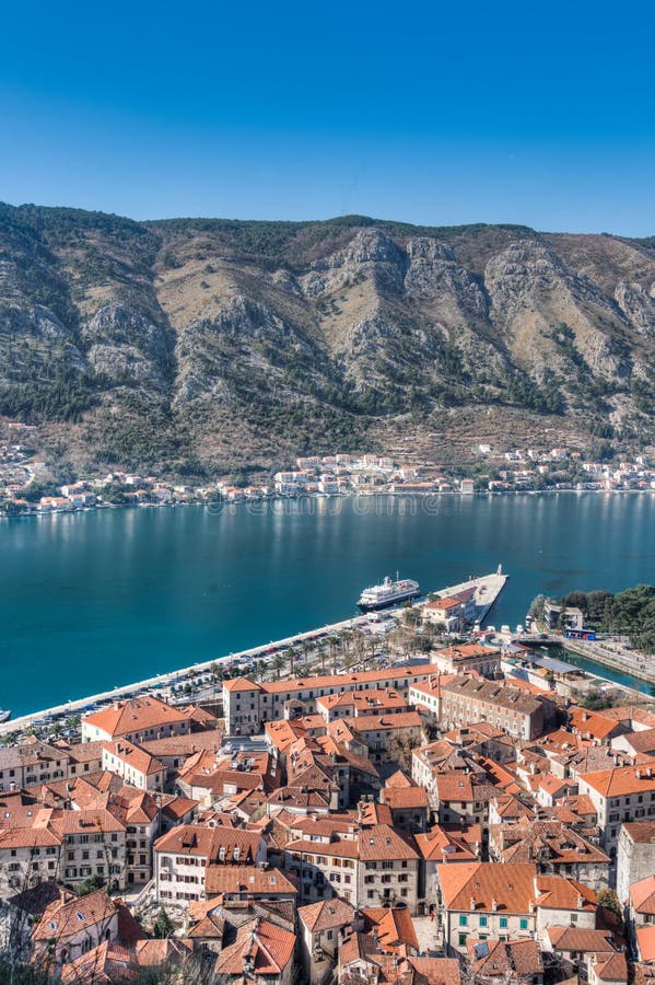 Άποψη της παλαιάς πόλης Kotor, Μαυροβούνιο. Άποψη της παλαιάς πόλης Kotor & x28 Stari Grad& x29 από το ST John& x27 φρούριο του s και οι τοίχοι πόλεων Το Kotor είναι παλαιό λιμάνι σε μια από τις άκρες του κόλπου Kotor & x28 Boka Kotorska& x29 , ένα από τα χαραγμένα μέρη της αδριατικής θάλασσας, που μοιάζουν με ένα βαθύ φιορδ Εγκατεστημένος από τους αρχαίοι ρωμαϊκοί χρόνους & x28 κατόπιν γνωστός ως Acruvium& x29 , Kotor έχει μιας από τις καλύτερα συντηρημένες μεσαιωνικές παλαιές πόλεις στην Αδριατική και είναι η ΟΥΝΕΣΚΟ W
