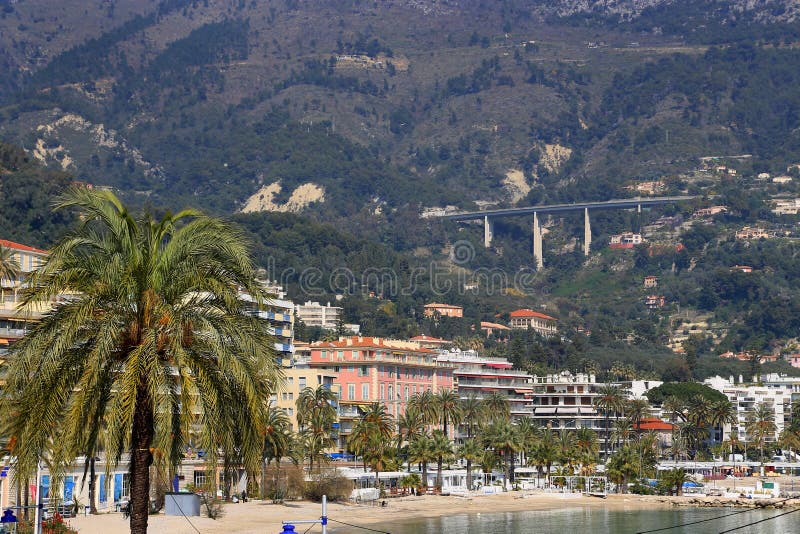 Άποψη της πόλης Menton, γαλλικό Riviera, Γαλλία στοκ εικόνα με δικαίωμα ελεύθερης χρήσης Άποψη της πόλης Menton, γαλλικό Riviera, Γαλλία στοκ εικόνα με δικαίωμα ελεύθερης χρήσης
